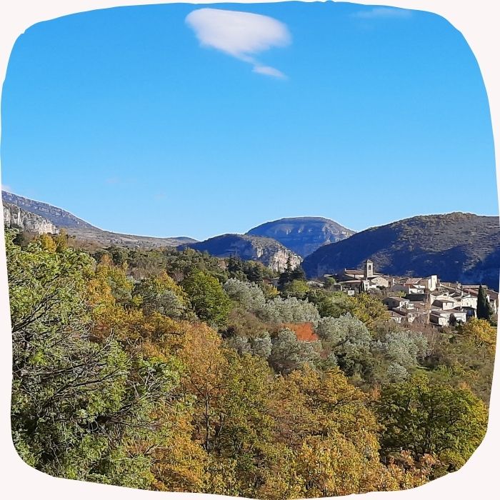 Le petit village de Villeperdrix niché dans les collines de la Drôme provençale